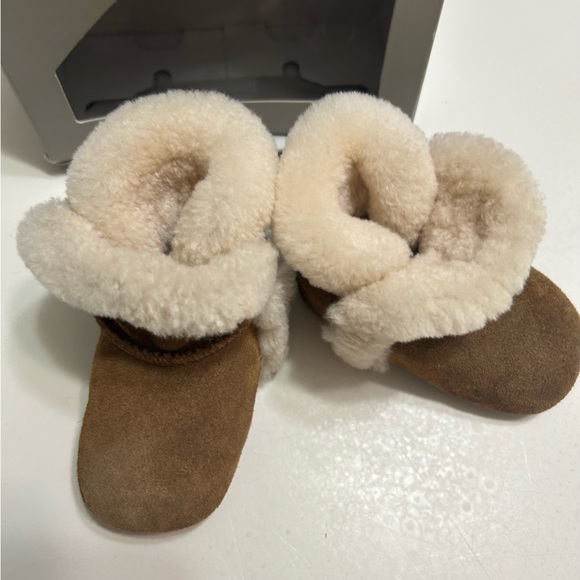 UGG BOOTIES size 2/3 USA - Picture 2 of 9